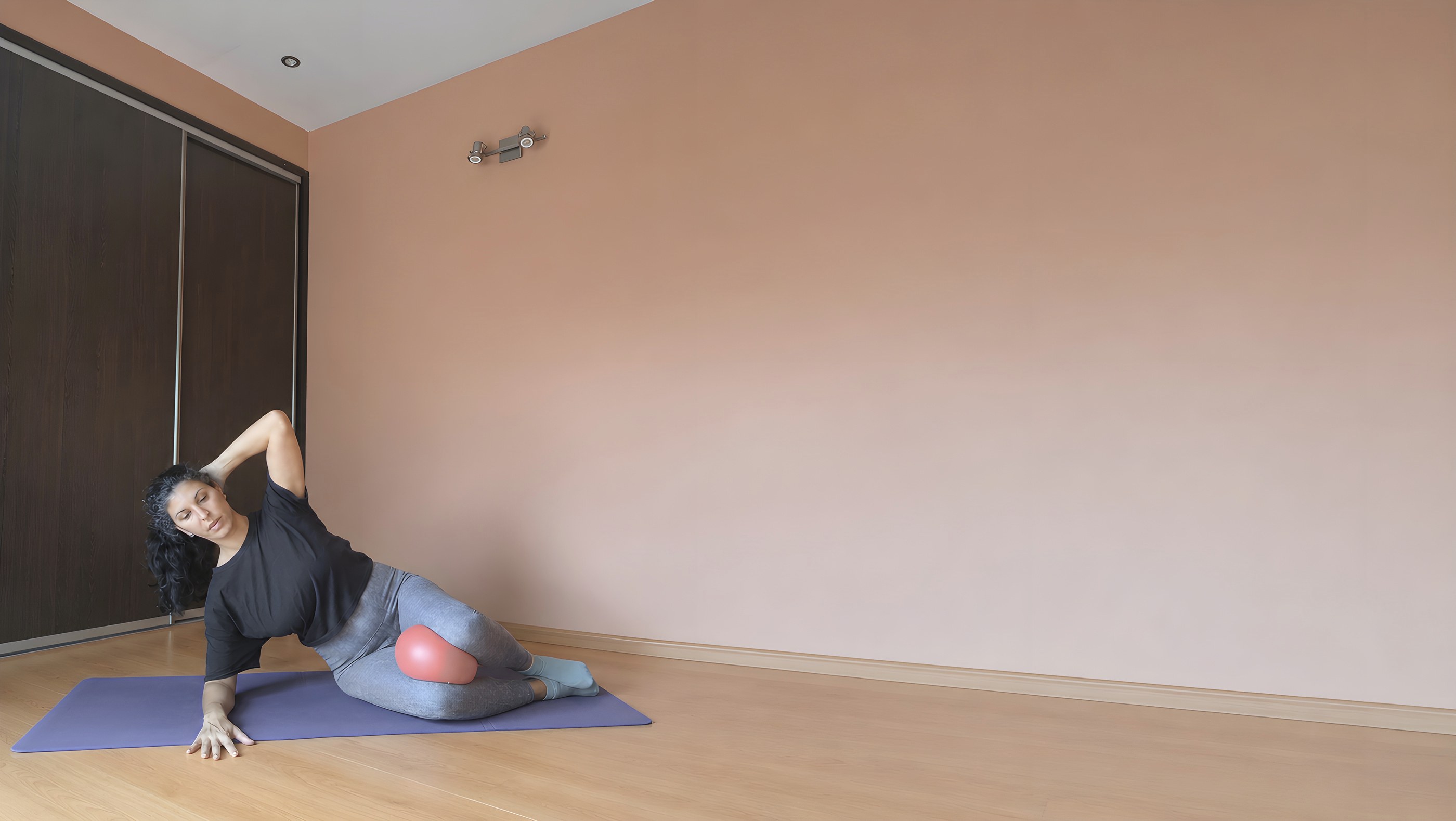 Verónica realizando un ejercicio de Pilates Mat