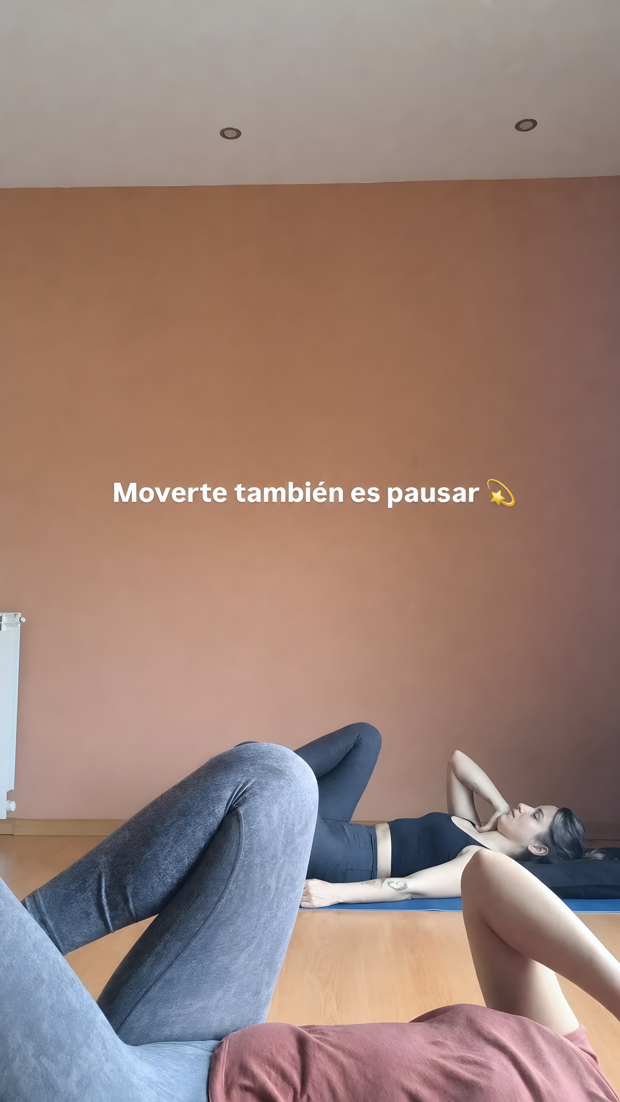 Grupo reducido durante una clase real de Pilates Mat en el estudio