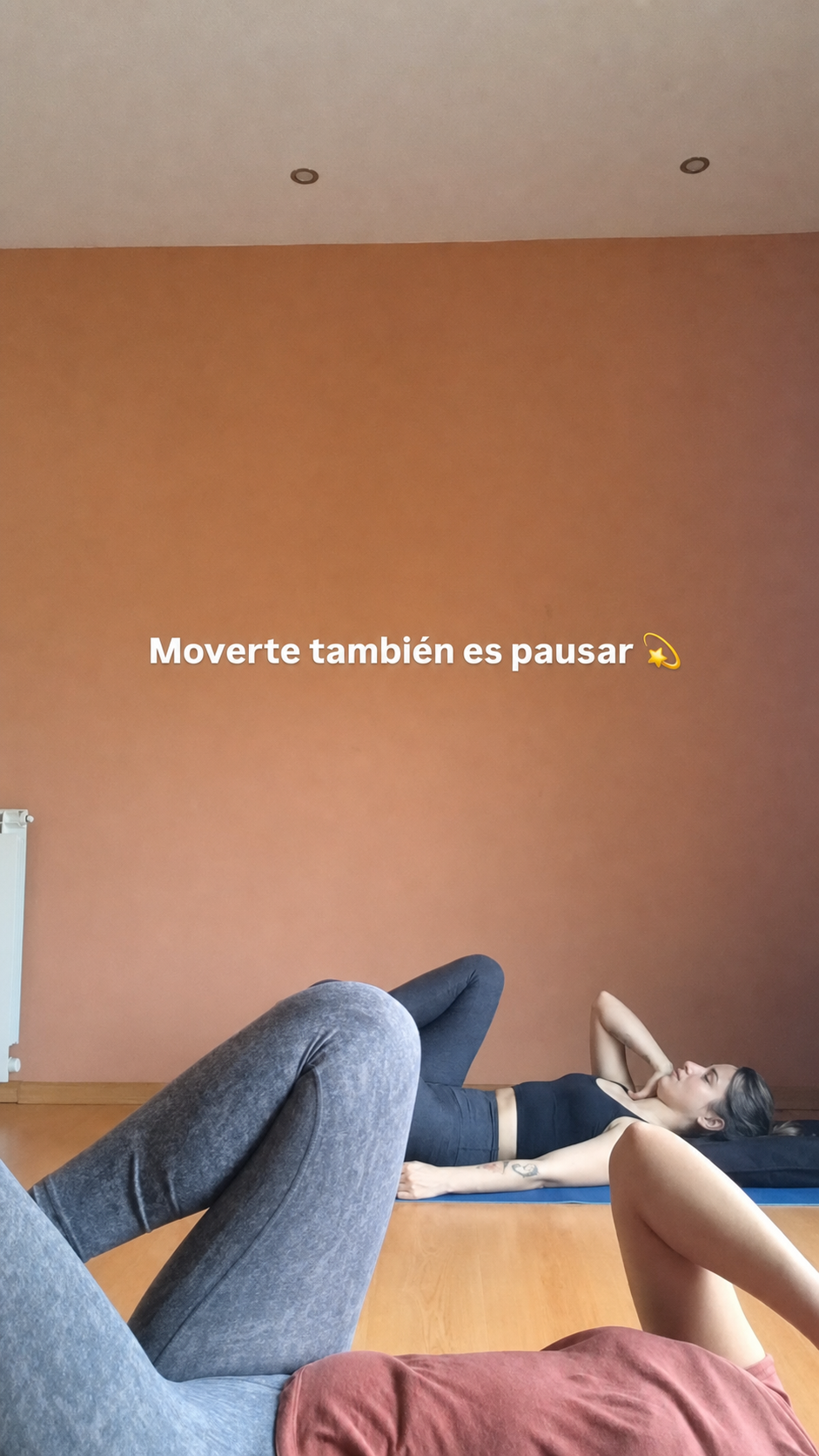 Grupo reducido durante una clase real de Pilates Mat en el estudio
