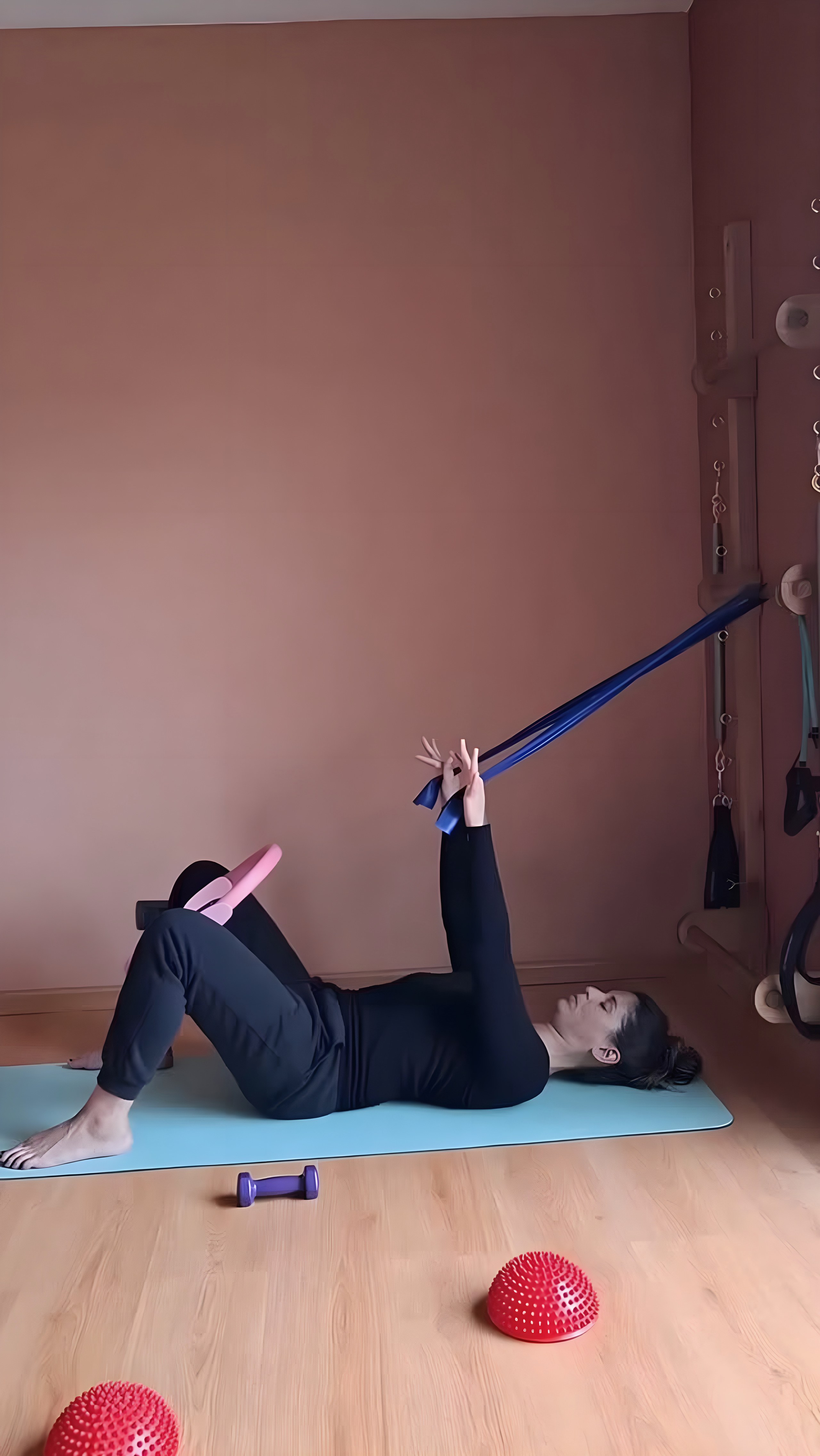 Alumna realizando un ejercicio adaptado durante una clase real de Pilates