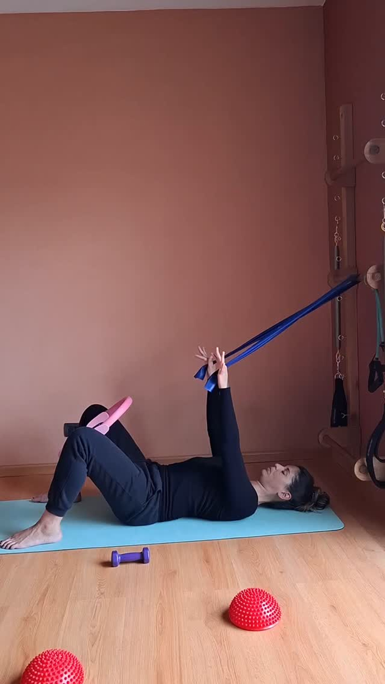 Alumna realizando un ejercicio adaptado durante una clase real de Pilates